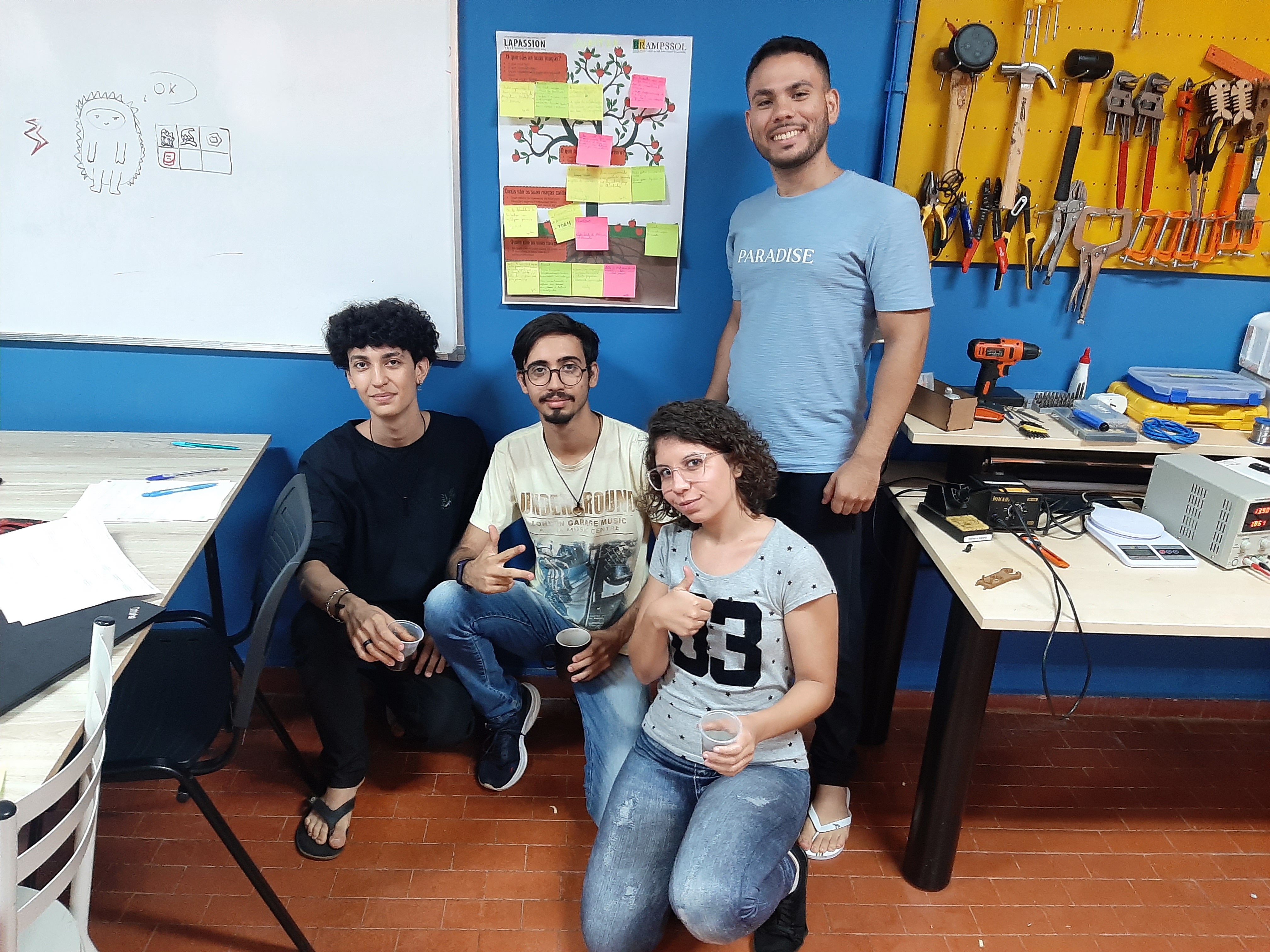 Ismael (em pé), junto a outros estudantes colaboradores da organização do Lapassion em Rede